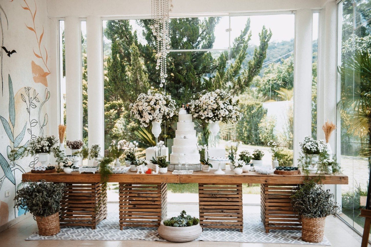 Mesa decorada próxima ao jardim