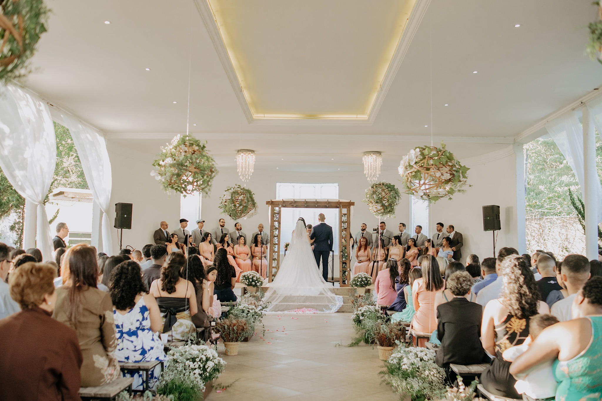 Cerimônia de casamento com convidados