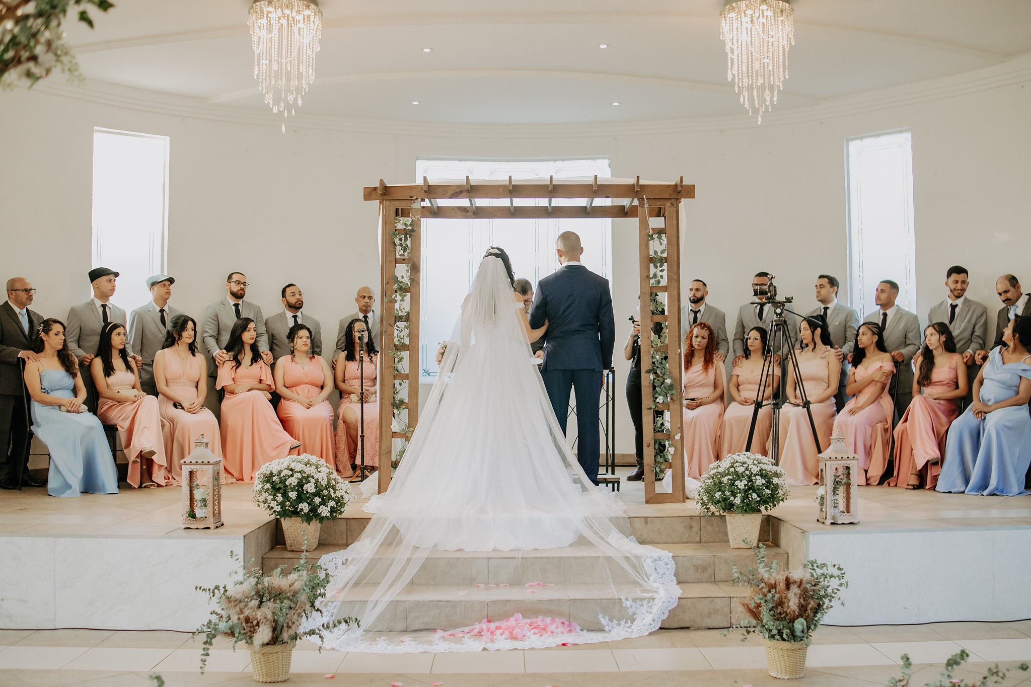 Casamento diante do altar com padrinhos